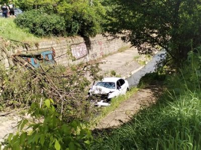 Младеж падна в река в София след катастрофа