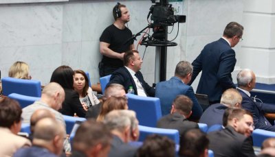 На първо четене: Депутатите не посмяха да „отвържат“ цената на тока