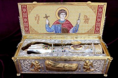 Стотици се събраха пред мощите на св. Георги в Лозен, молят се за здраве 