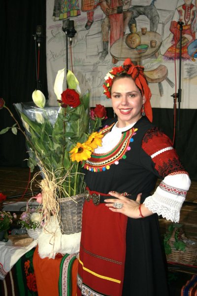 Втората си авторска песен с видеоклип представи младата фолклорна изпълнителка Полина