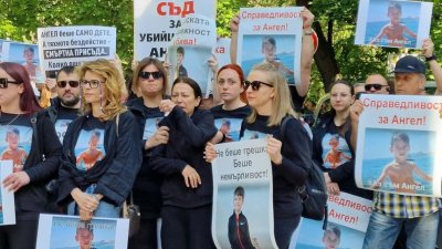 Протестът в Пловдив ескалира: Хората скандират "Убийци", "Върнете ни Ангел!" и мятат бутилки
