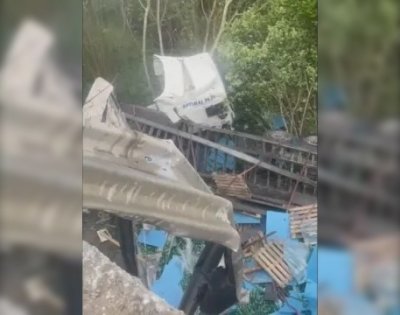 Вадят камиона, паднал в пропаст на Хаинбоаз
