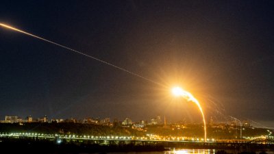 Ще спре ли огънят? Русия отново атакува по въздух Киев 