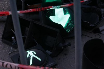 Шофьор помете светофар в София, оголените жици застрашават пешеходците