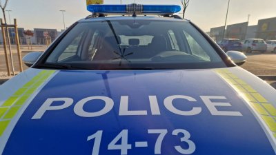 Момче е в болница след падане от тавана на движещ се автомобил