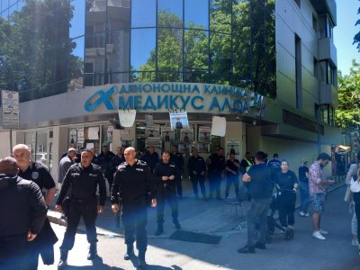 Пловдивската клиника, в която почина Ангел, ще съди част от протестиращите