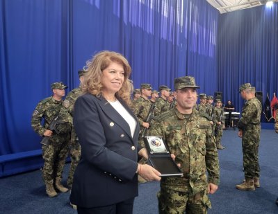Илияна Йотова при военните ни в Косово за Гергьовден