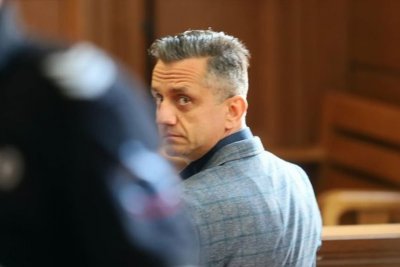 Съдът отново разглежда постоянното задържане на директора на митницата в