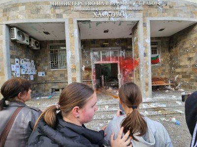 Нагли до последно: Издирват "вандалите", замервали с яйца хасковската полиция