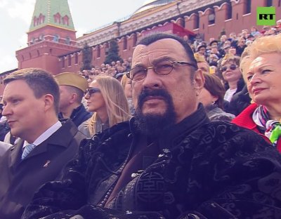 Стивън Сегал цъфна на парада в Москва