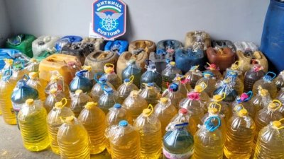 Задигнаха 15 бутилки олио и 70 литра ракия от къща