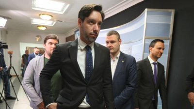 Бонев: Исканията за увеличение на заплатите с 1500 лв. за 3 години са екстремни и неизпълними