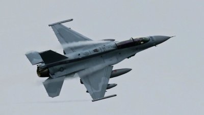 Премиерът обясни защо е "светнала лампичката" на F-16