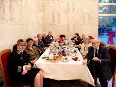 ХИТ СНИМКИ: Митрофанова показа секси коляно за День победы