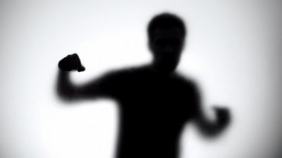 Тийнейджър счупи челюстта на 20-годишен мъж в Кърджали
