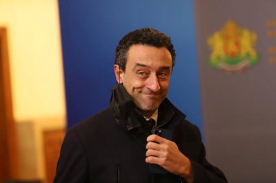 Лорер: Радев иска референдум, за да ни замаже очите за "Боташ"