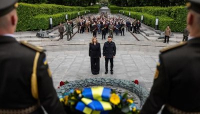 Зеленски поднeсe цветя на Гроба на незнайния войн в Киев