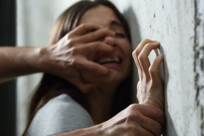 Мъж опита да удуши жена си с риза в София