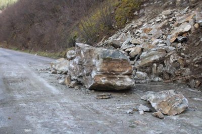 Пътят Пещера - Батак е затворен заради паднала скална маса