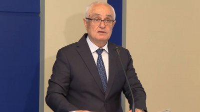Министърът на отбраната скочи на Радев