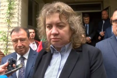 Киселова се изхлузи: Въпросът за референдума е спорен, да видим внесеното предложение
