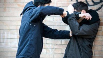 Задържаха четирима младежи за побой на мъж в Перник