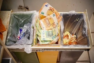 Гръцки дядка изхвърли 20 000 евро на боклука