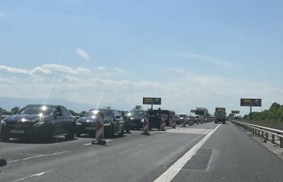 Катастрофа с линейка предизвика 15 км тапа на "Тракия" край Цалапица