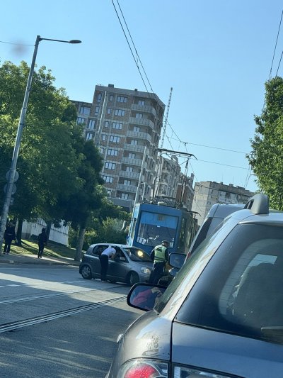 Кола се заби в трамвай, друг се запали (СНИМКИ)