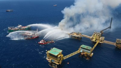 Пожар на нефтена платформа край бреговете на Ангола рани 17 души