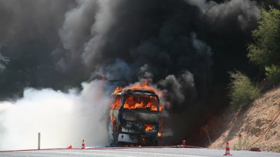 Автобус се запали на АМ „Тракия”