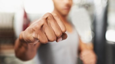 Поредна агресия! Баща вилнее в класна стая