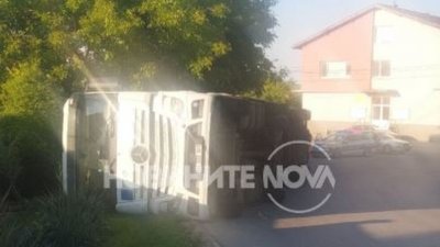 Турски тир се обърна на метри от къща край Монтана (СНИМКИ)