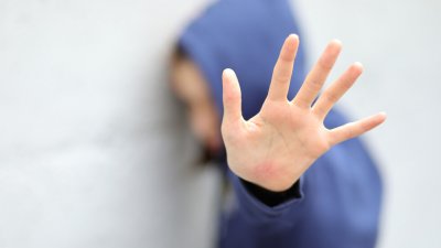 Ново нападение на "локалите": Младежка банда преби момче до спирка в центъра на София
