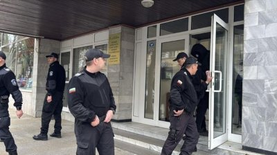 Не пуснаха на свобода единия от полицаите, задържани за убийството на арестанта в Казанлък