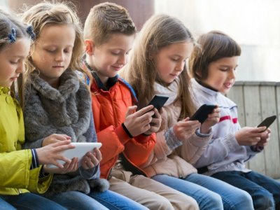 Германия с крачка напред в забраните на смартфони за децата