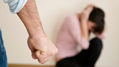 Пуснаха мъж, обвинен в домашно насилие и заплахи за убийство, под домашен арест