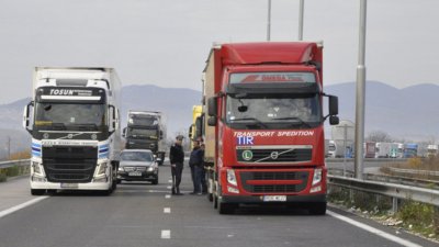 Катастрофи с тирове затрудняват движението през Прохода на Републиката