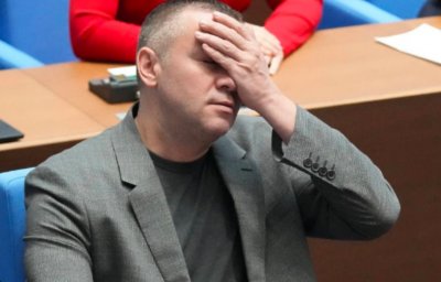 Хазарта към бившия словенски премиер: "Бате, твоята история бие моята, честно"