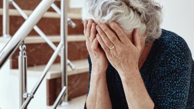 Задържаха мъж, ударил и опитал да души 74-годишната си майка