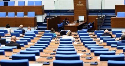 Директори на училища: Депутати, дайте си колите за матурите