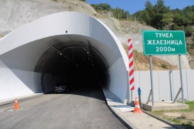 Безумие: Младежи спряха в тунел "Железница" да си правят селфита