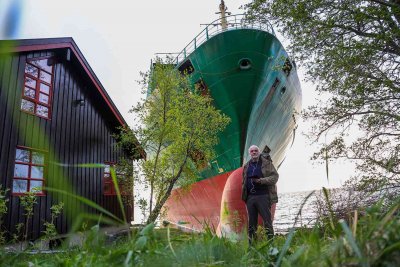 Товарен кораб заседна в двора на норвежец
