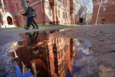 Харвард съди Белия дом за забраната да приема чуждестранни студенти