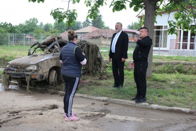 Стара кола падна в дере, спря оттичането на водата и наводни цяло село
