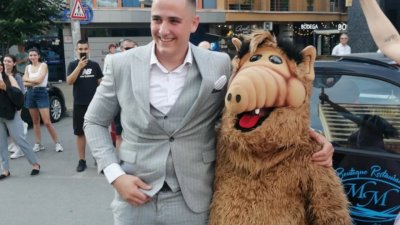 Алф акостира със служебна кола смарт пред Новотела за да