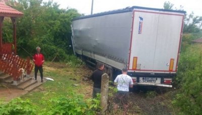 Шофьорът на ТИР, врязал се в двор в Арчар, е бил надрусан 