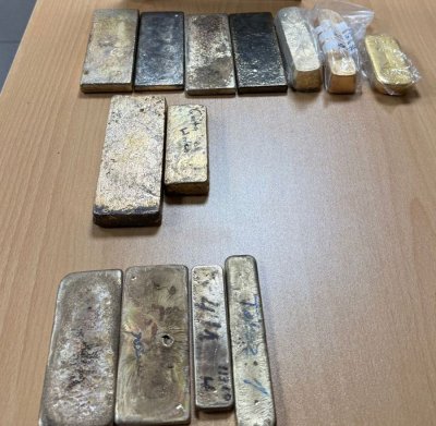 Над 12 килограма злато укрито в чанти е било задържано