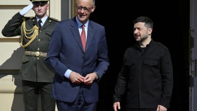 Зеленски пристигна в Берлин за ключови разговори с Мерц