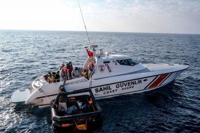 Турската брегова охрана спаси 27 туристи от остров в Егейско море